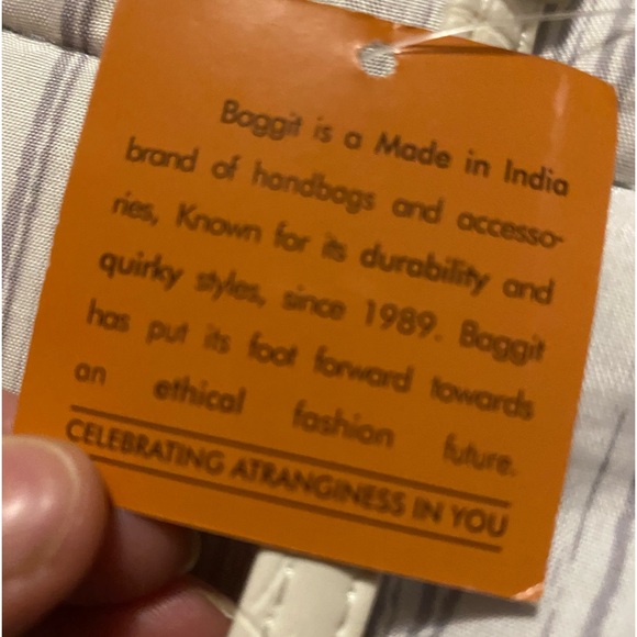 NWT BAGGIT LEO FOLIO CROCODILE WHITE SLING BAG - Picture 14 of 14